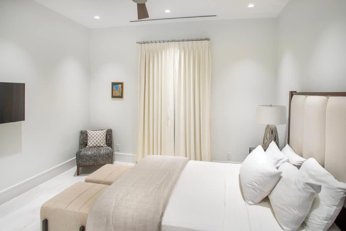 Apartment Oceanfront Penthouse And Patio At One Cable Nassau