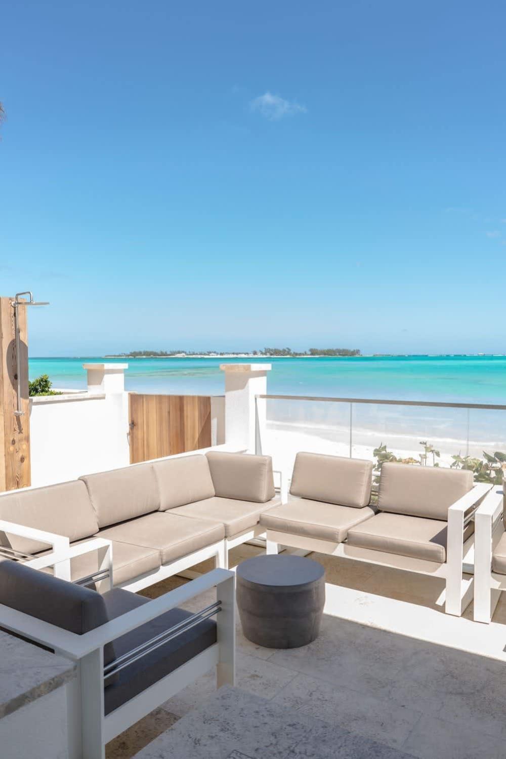 Apartment Oceanfront Penthouse And Patio At One Cable